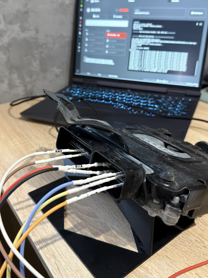 Calculateur déposé et raccordé sur son support pour une lecture en mode bench