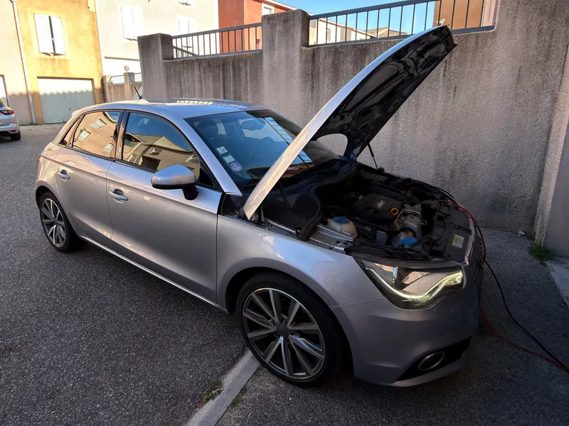 Audi A1 Sportback 1.4 TFSI capot ouvert pendant sa reprogrammation Stage 1 E85, chargeur branché sur la batterie