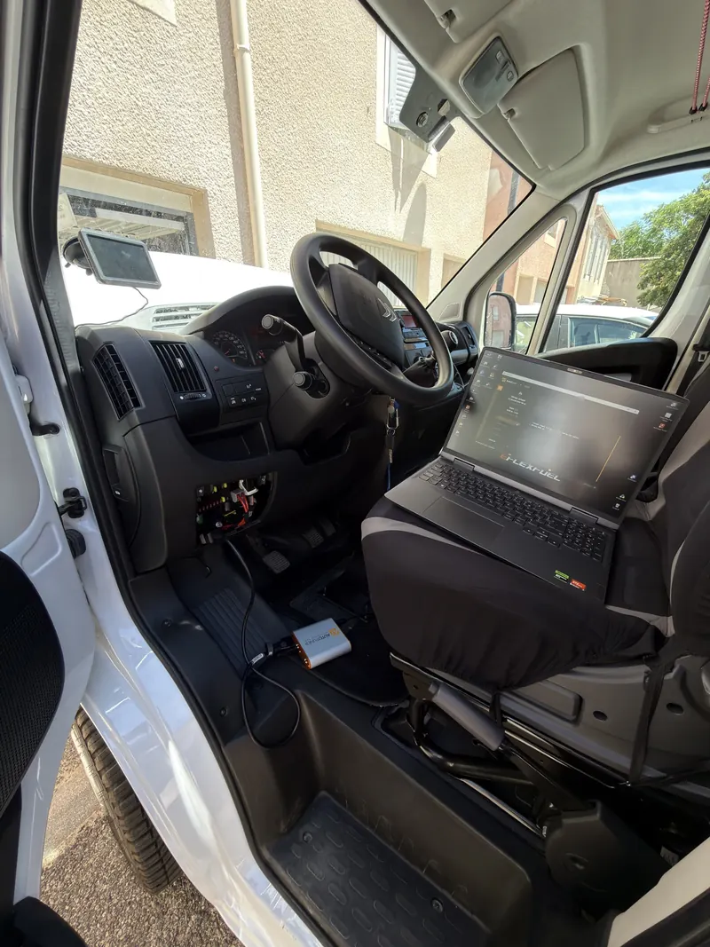 Poste de conduite du Citroën Jumper : interface Autotuner branchée sur la prise OBD et ordinateur pendant la lecture du calculateur