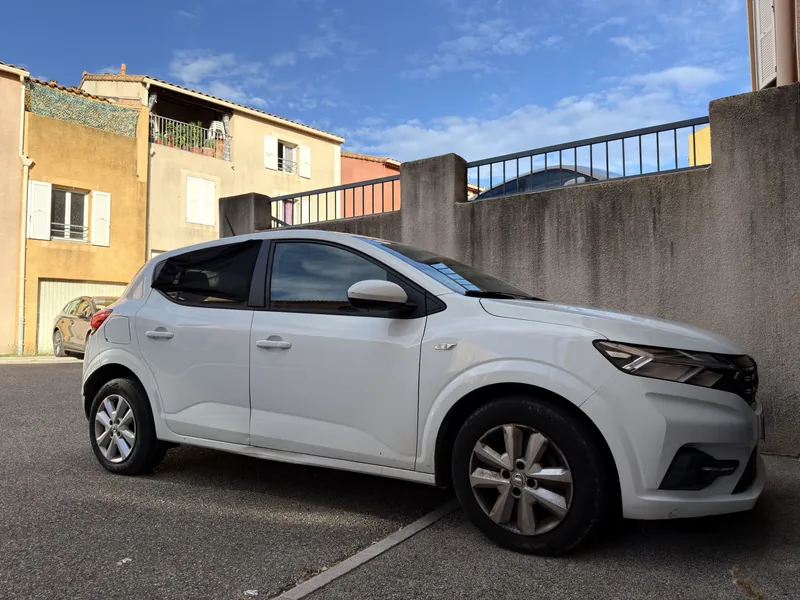 Dacia Sandero 1.0 SCe 65 ch blanche de 2022 équipée d'un kit E85 homologué eFlexBlue par SUD-REPROG