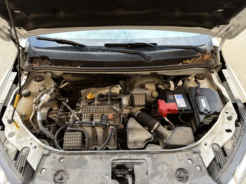 Compartiment moteur de la Dacia Sandero 1.0 SCe après la pose du kit E85 : faisceau raccordé sur les injecteurs et boîtier eFlexBlue à côté de la batterie