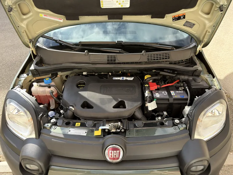 Compartiment moteur de la Fiat Panda Cross 0.9 TwinAir : boîtier eFlexBlue homologué et plaque d'identification du kit E85