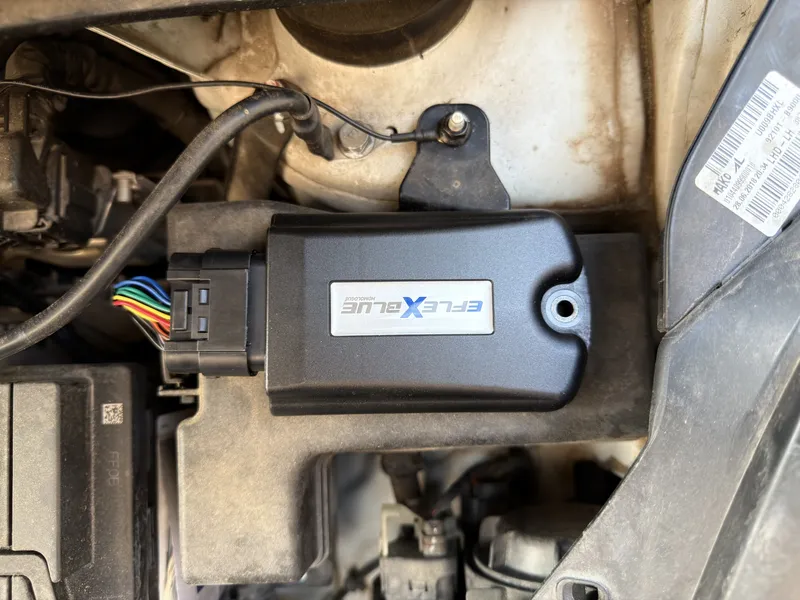 Boîtier eFlexBlue homologué fixé sur son support, connecteur et masse raccordés