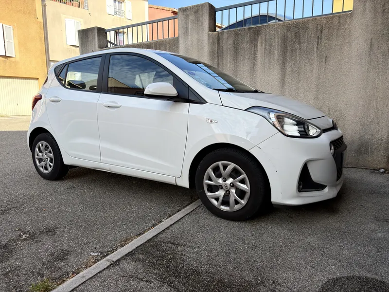Hyundai i10 1.0 67 ch blanche de 2018 équipée d'un kit E85 homologué eFlexBlue par SUD-REPROG