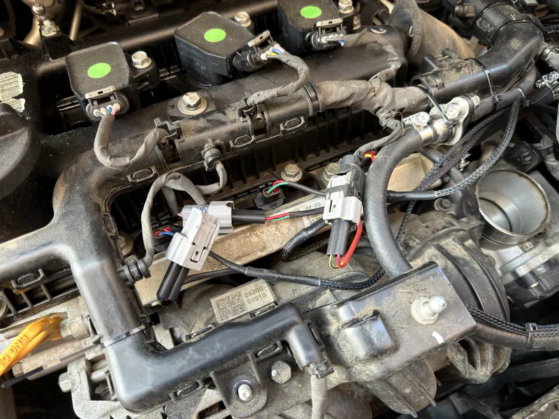 Faisceau du kit raccordé sur les connecteurs des injecteurs du 3 cylindres, gainé et fixé le long de la rampe