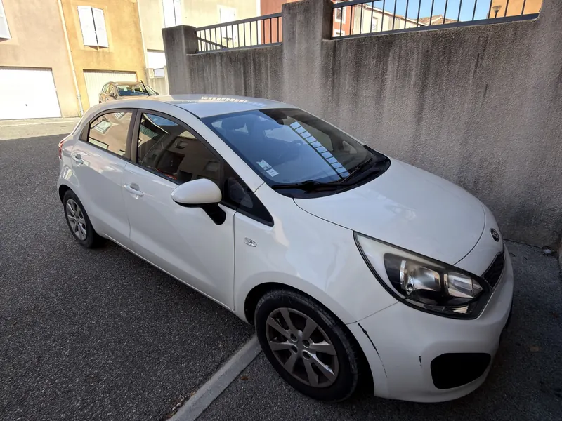 Kia Rio 1.2 CVVT 85 ch blanche de 2014, convertie au Superéthanol E85 par SUD-REPROG