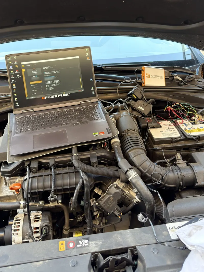 Compartiment moteur du Kia XCeed ouvert : interface Autotuner reliée au calculateur Kefico et ordinateur pendant la lecture