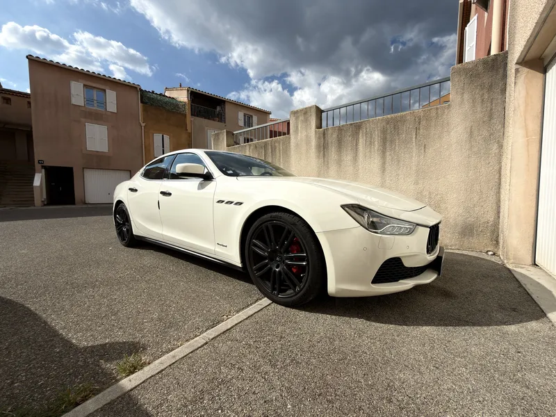 Maserati Ghibli S Q4 blanche, V6 bi-turbo 410 ch, passée en Stage 1 E85 par SUD-REPROG