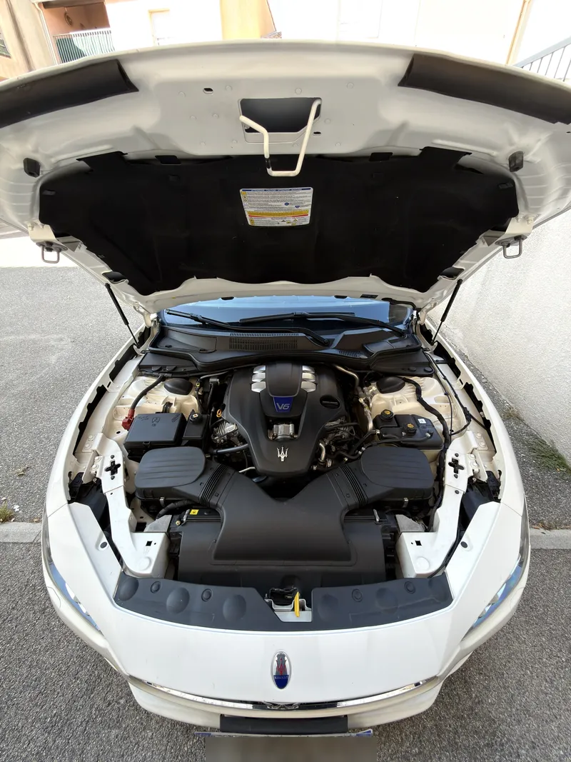Compartiment moteur de la Maserati Ghibli S Q4 : V6 3.0 bi-turbo et boîtes à air