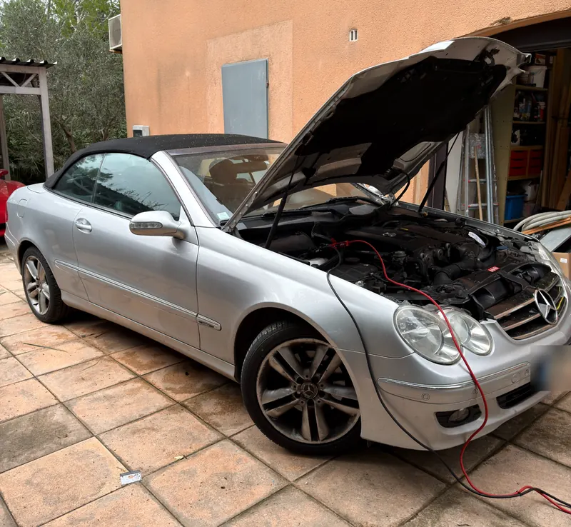 Mercedes CLK 200 Cabriolet capot ouvert pendant sa conversion E85, stabilisateur de tension branché