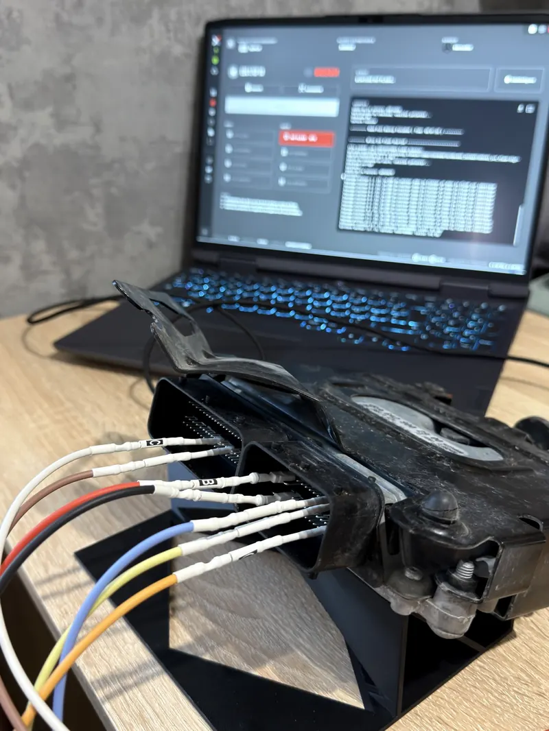 Calculateur moteur du Mercedes E 350 CDI déposé et branché en mode bench sur son support, ordinateur en cours de lecture