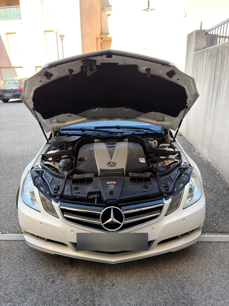 Vue de face du Mercedes E 350 CDI Coupé capot ouvert sur le V6 3.0 CDI