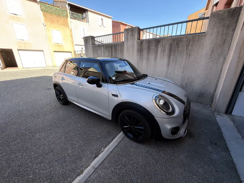 Mini Cooper 5 portes 1.5 136 ch blanche à bandes noires, convertie au Superéthanol E85 par SUD-REPROG