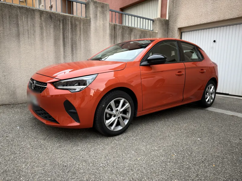 Opel Corsa orange de 2023 équipée d'un kit E85 homologué eFlexBlue par SUD-REPROG