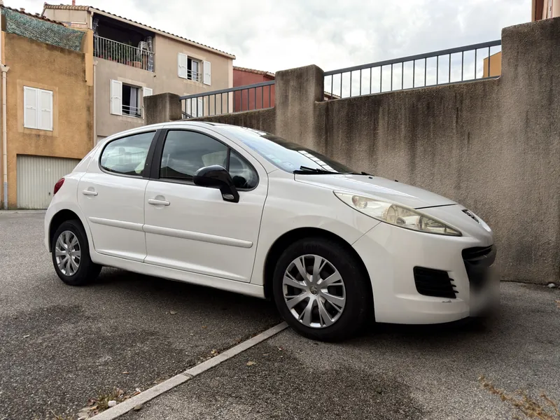 Peugeot 207 1.4 75 ch blanche de 2010 équipée d'un kit E85 homologué eFlexBlue par SUD-REPROG