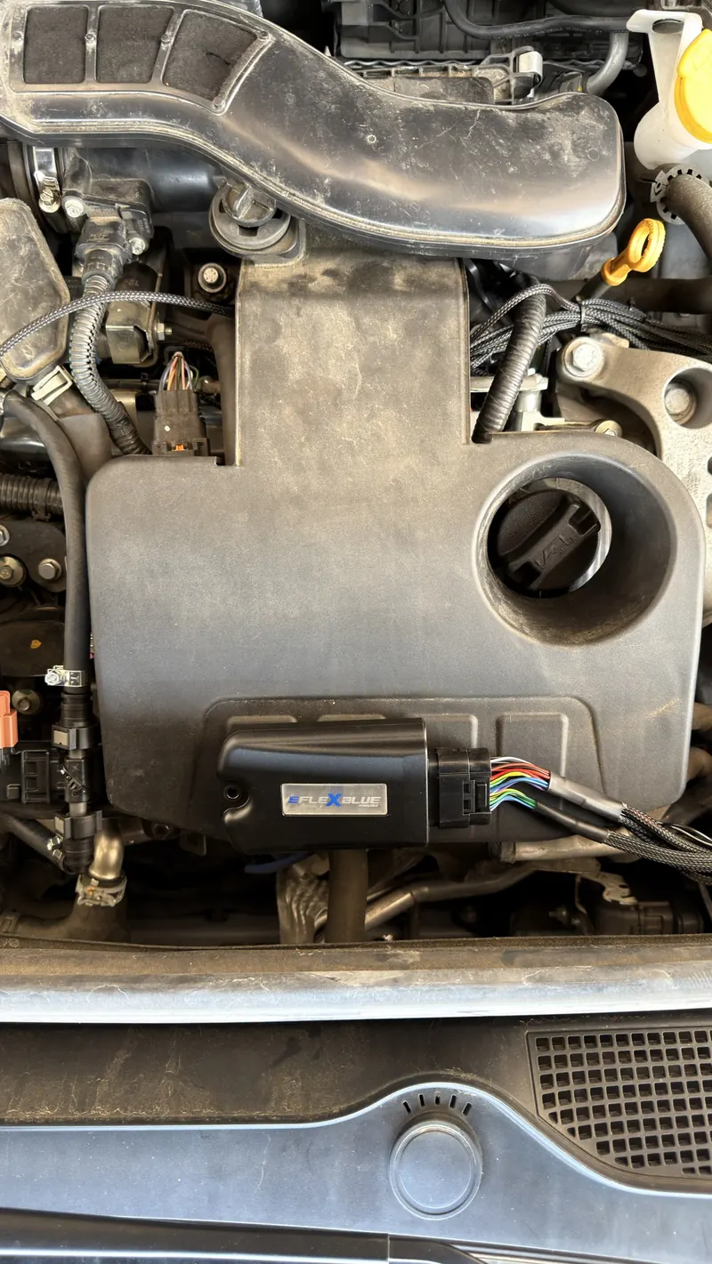 Boîtier eFlexBlue homologué fixé sur le cache moteur de la Clio E-Tech, faisceau gainé raccordé aux injecteurs
