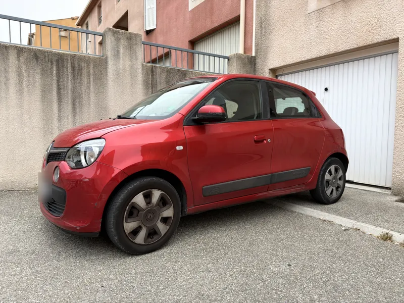 Renault Twingo III 1.0 SCe 70 rouge de 2015 équipée d'un kit E85 homologué eFlexBlue par SUD-REPROG à Aix-en-Provence